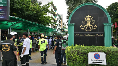 থাইল্যান্ডের রাজধানী ব্যাংককের উত্তরে ননথাবুরির একটি স্কুলে গুলির ঘটনার পর উদ্ধারকাজে জরুরি সেবাকর্মীরা। ছবি: এএফপি