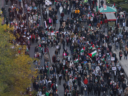 পুলিশ জানায়, লন্ডনের বিক্ষোভে ৩ লাখ মানুষ যোগ দেন। আয়োজকদের দাবি, এতে ৮ লাখ মানুষ যোগ দেন। ছবি: রয়টার্স