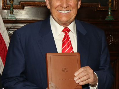 বাইবেল হাতে ডোনাল্ড ট্রাম্প। ছবি: সংগৃহীত