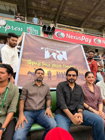 গ্যালারিতে ‘দম’ টিমের পক্ষ থেকে উপস্থিত ছিলেন ঢাকাই সিনেমার জনপ্রিয় অভিনেতা আফরান নিশো, চিত্রনায়িকা পূজা চেরী, প্রযোজক শাহরিয়ার শাকিলসহ অনেকে। ছবি: সংগৃহীত