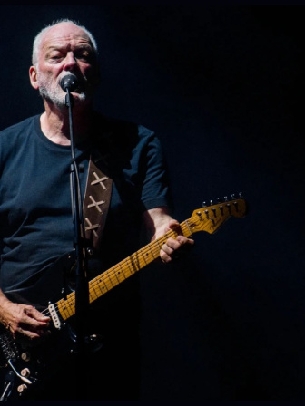 ‘ব্ল্যাক স্ট্র্যাট’ নামের ফেন্ডার স্ট্র্যাটোক্যাস্টার বাজাচ্ছেন ডেভিড গিলমোর। ছবি: সংগৃহীত