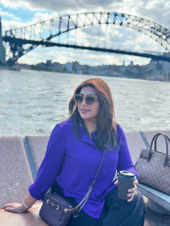 সিডনি অপেরা হাউসের সামনে তাহমিনা সুলতানা মৌ। ছবি: ভেরিফায়েড ফেসবুক পেজ