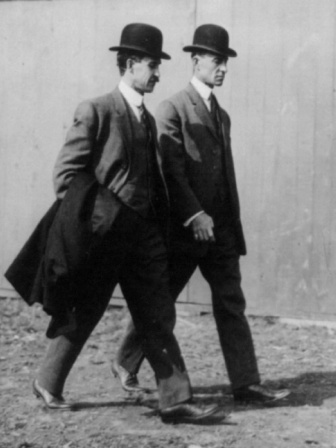 wright_brothers_in_1910.jpg