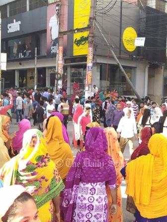 মিরপুরে পোশাক শ্রমিক.jpg