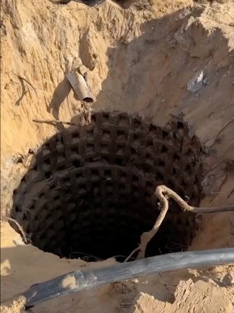 গাজার এক বিনোদন পার্কের এই গর্তটিকে হামাসের সুড়ঙ্গের অন্যতম প্রবেশপথ হিসেবে দাবি করেছে ইসরায়েল। ছবি: রয়টার্স