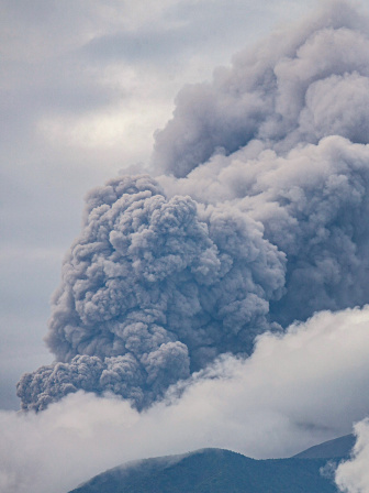 ইন্দোনেশিয়া আগ্নেয়গিরির অগ্ন্যুৎপাতে আকাশে তিন কিলোমিটার উচ্চতা পর্যন্ত ছাই ভস্ম পৌঁছে যায়। ছবি: এএফপি