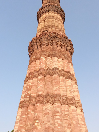 দূর থেকেই কাছে টানে কুতুব মিনারের সৌন্দর্য