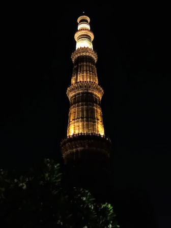 দূর থেকেই কাছে টানে কুতুব মিনারের সৌন্দর্য