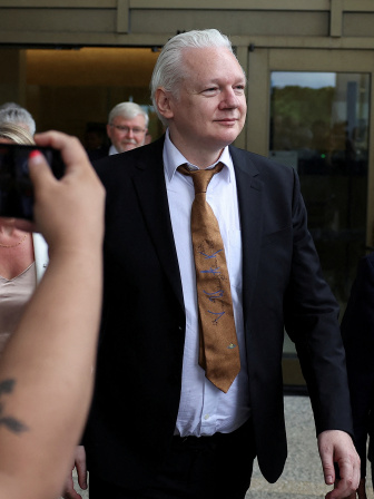 শুনানির পর আদালতের বাইরে অ্যাসাঞ্জ। ছবি: রয়টার্স