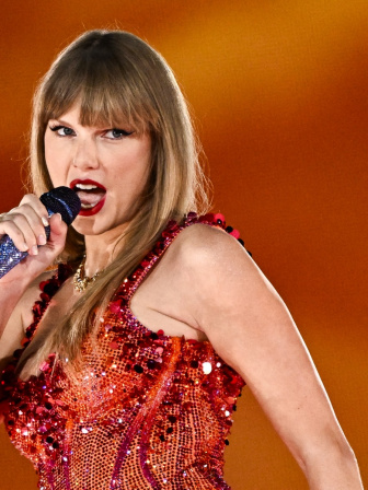 কনসার্টে গান পরিবেশন করছেন টেইলর। ছবি: রয়টার্স