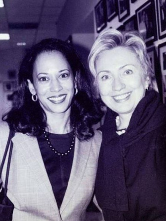 কমলা হ্যারিসকে অনেক আগে থেকেই চেনেন হিলারি ক্লিনটন। ফাইল ছবি: হিলারির ইনস্টাগ্রাম থেকে নেওয়া