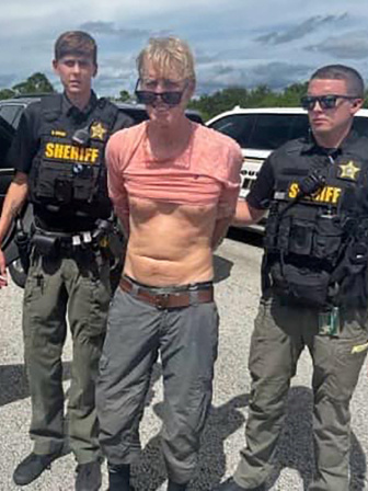 বন্দুকধারী রাউথকে গ্রেপ্তার করে নিয়ে যাচ্ছেন পুলিশের সদস্যরা। ছবি: রয়টার্স