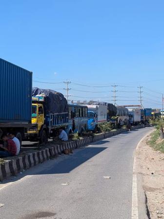 গাজীপুরে শ্রমিক বিক্ষোভের কারণে চরম দুর্ভোগে পড়েছেন যাত্রীরা। ছবি: সংগৃহীত