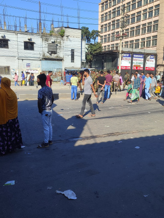 গাজীপুরে শ্রমিক বিক্ষোভের কারণে চরম দুর্ভোগে পড়েছেন যাত্রীরা। ছবি: সংগৃহীত