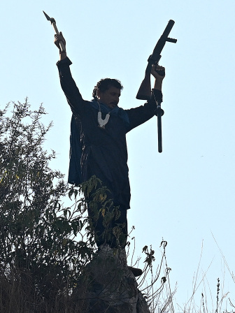 পুলিশের কাছ থেকে টিয়ার গ্যাস শেল ছোঁড়ার বন্দুক কেড়ে নিয়ে উল্লাস করছেন এক বিক্ষোভকারী। 