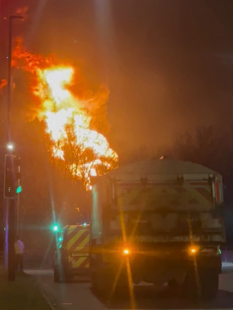 বৈদ্যুতিক সাবস্টেশনে আগুনের জেরে হিথ্রো বিমানবন্দরের কার্যক্রম বন্ধ রয়েছে। ছবি: এএফপি