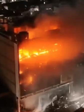 ইরাকের কুত শহরের এই  শপিং মলে ভয়াবহ অগ্নিকাণ্ড দেখা দেয়। ছবি: এক্স/ভিডিও থেকে স্ক্রিণশট