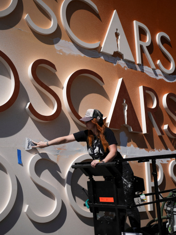  অ্যাকাডেমি অ্যাওয়ার্ডস (অস্কার) অনুষ্ঠানের শেষ মুহুর্তের কাজ চলছে লস অ্যাঞ্জেলসে। ছবি: রয়টার্স