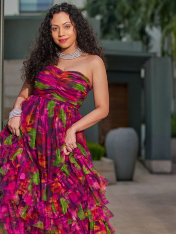 কোঁকড়া চুলই এখন ট্রেন্ড, যত্ন নেবেন যেভাবে