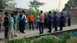 ঘটনাস্থলে পুলিশের সদস্যরা। ছবি: স্টার