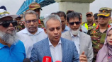 সাংবাদিকদের সঙ্গে কথা বলছেন মন্ত্রী শেখ রবিউল আলম। ছবি: স্টার