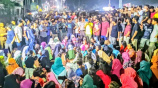 সহপাঠীকে গ্রেপ্তারের প্রতিবাদে সড়ক অবরোধ করেন রংপুর মেডিকেল কলেজের শিক্ষার্থীরা। ছবি: সংগৃহীত