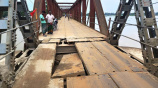 কুড়িগ্রামে সোনাহাট সেতুর পাটাতন ভেঙে যান চলাচল বন্ধ। ছবি: সংগৃহীত
