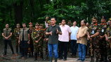 সেনাবাহিনীর গ্রীষ্মকালীন প্রশিক্ষণ মহড়া পরিদর্শনকালে কথা বলেন প্রধানমন্ত্রী তারেক রহমান। ছবি: প্রধানমন্ত্রীর কার্যালয়