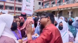 শিক্ষার্থীদের আন্দোলন বন্ধের আহ্বান জানান বদলি হওয়া শিক্ষক মোহাম্মদ মহসীন। ছবি: ভিডিও থেকে নেওয়া