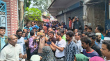 যশোর-৪ আসনে জামায়াতের এমপি গোলাম রসুলের বাড়ির সামনে স্থানীয়রা। ছবি: স্টার