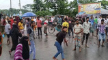  এক আসামির মৃত্যুর গুজবে  থানায় হামলা করে বিক্ষুব্ধরা। ছবি: সংগৃহীত
