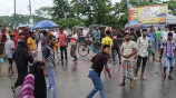বৃহস্পতিবার বরিশালের আগৈলঝাড়া থানায় এক আসামির মৃত্যুর গুজবে থানায় হামলা করে বিক্ষুব্ধরা। ছবি: স্টার