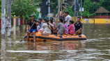 আসামে বন্যায় দেড় লাখেরও বেশি মানুষ বাস্তুচ্যুত হয়েছেন। ছবি: স্টেটসম্যান