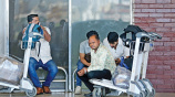 বিমানবন্দরে অপেক্ষায় থাকা শ্রমিক