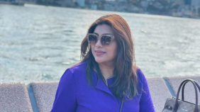 সিডনি অপেরা হাউসের সামনে তাহমিনা সুলতানা মৌ। ছবি: ভেরিফায়েড ফেসবুক পেজ