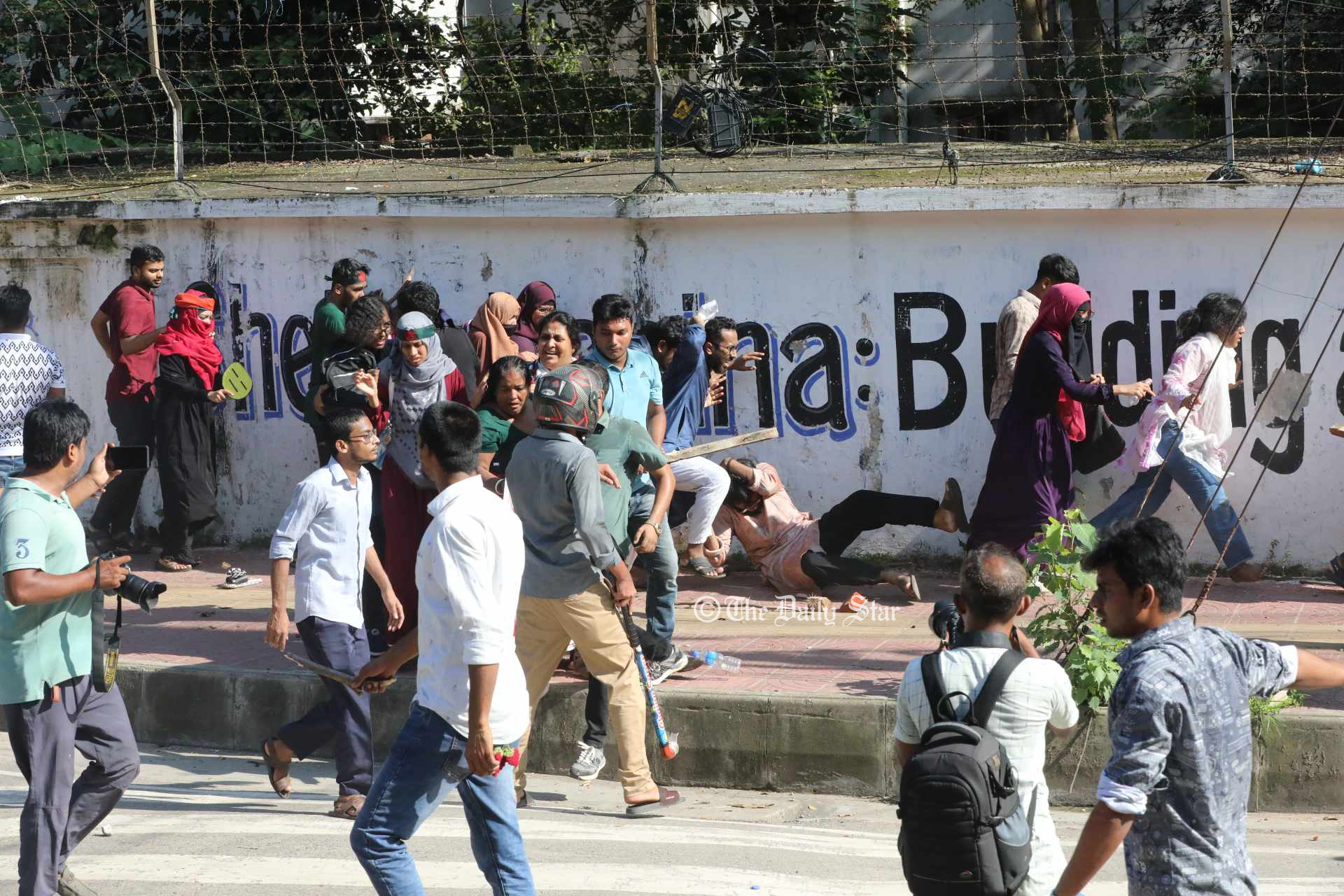 হেলমেট পরে লাঠিসোটা নিয়ে আন্দোলনকারীদের ওপর ছাত্রলীগের হামলা, আহত অন্তত ৫০